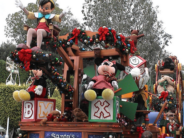 Disneyland Christmas Eve Parade 2002