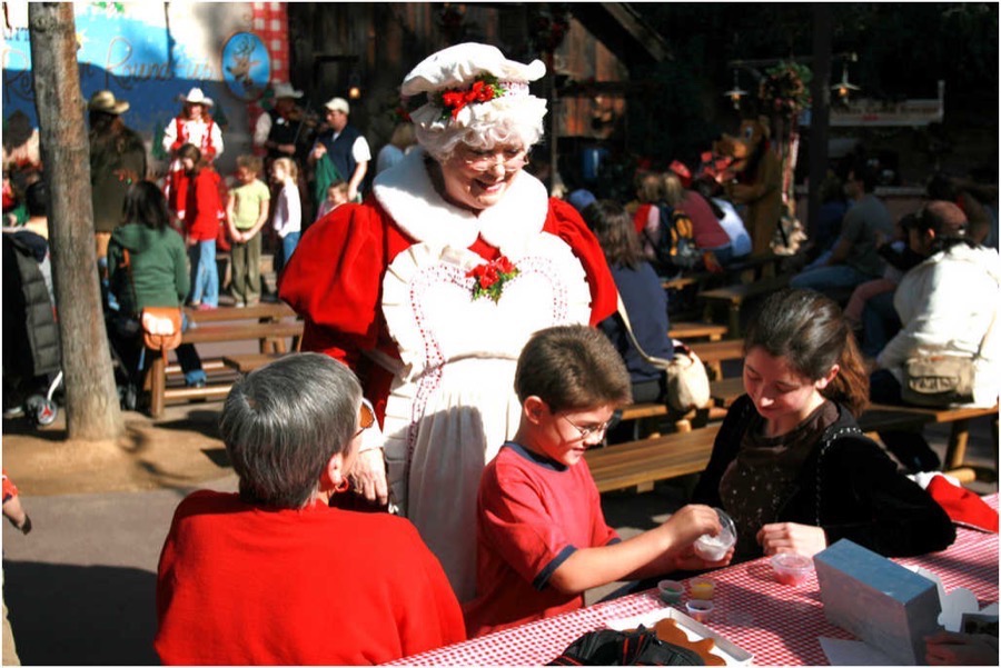 Christmas Eve At Disneyland 2006