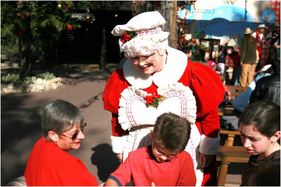 Christmas Eve At Disneyland 2006