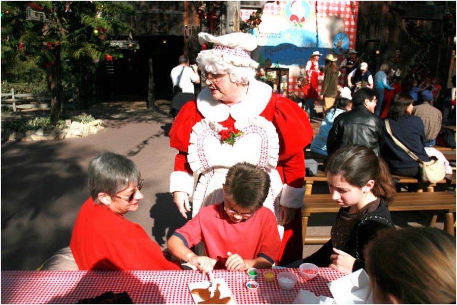 Christmas Eve At Disneyland 2006