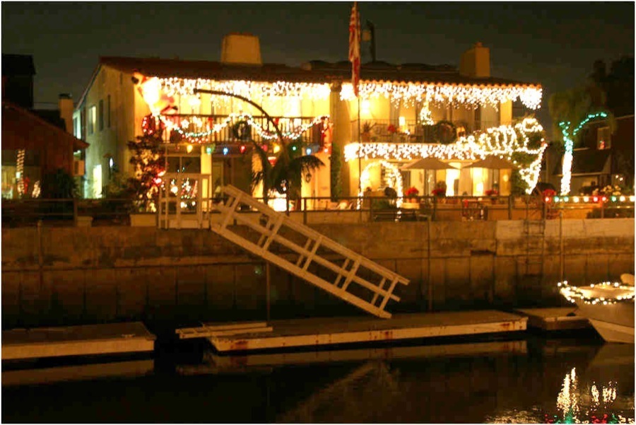 A Stroll Through Naples At Christmas