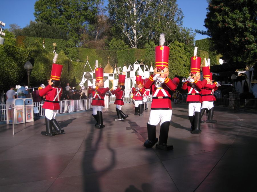 Disneyland Christmas Parade 2011 with Robin, Nick, and Carri