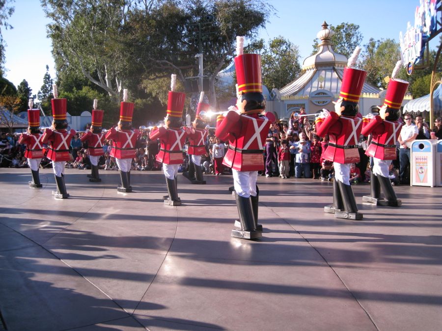 Disneyland Christmas Parade 2011 with Robin, Nick, and Carri