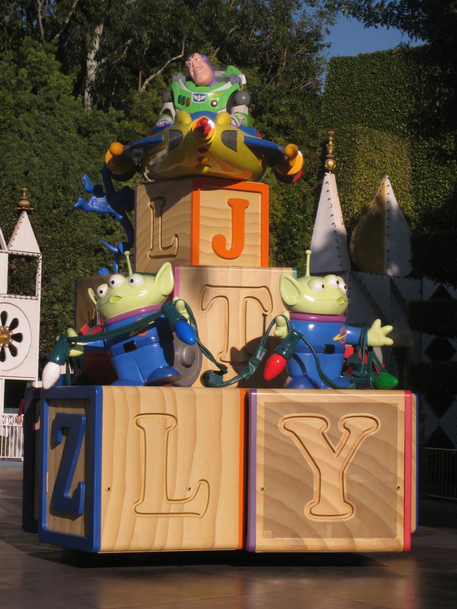 Disneyland Christmas Parade 2011 with Robin, Nick, and Carri
