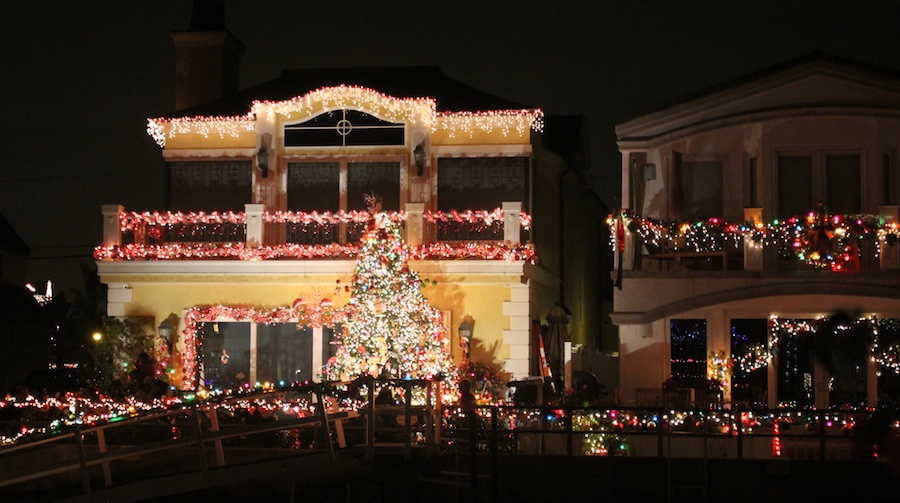 Walking through Naples to see the Christmas lights