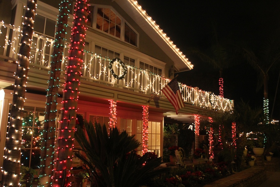 Walking through Naples to see the Christmas lights