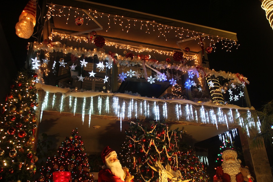 Walking through Naples to see the Christmas lights