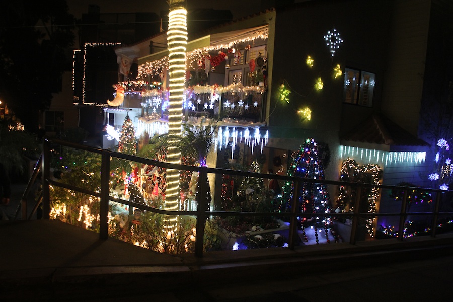 Walking through Naples to see the Christmas lights