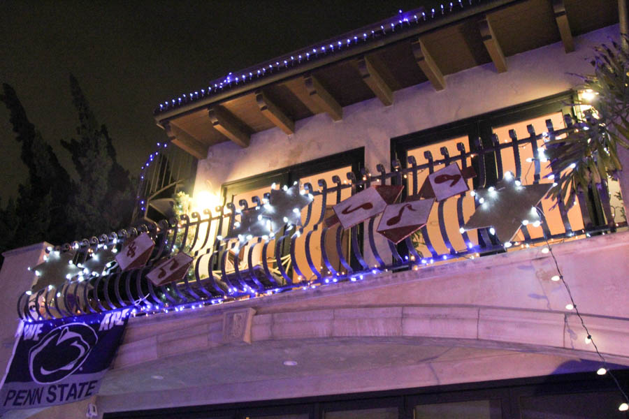 Walking around Naples seeing the Christmas lighting 12/20/2016