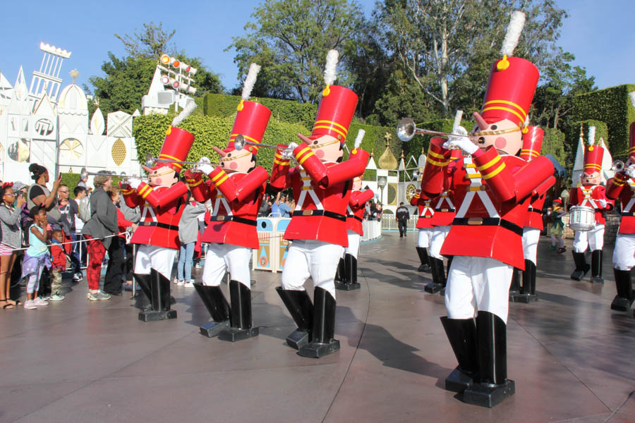 Disneyland Christmas Parade And GEtting Ready For Dinner 2017