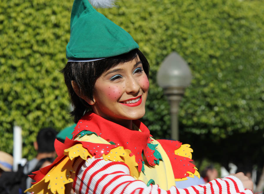 Disneyland Christmas Parade And GEtting Ready For Dinner 2017