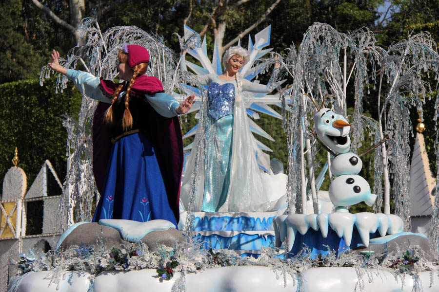 Disneyland Christmas Parade And GEtting Ready For Dinner 2017