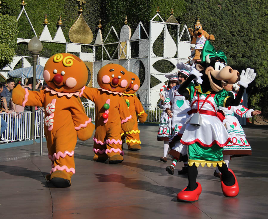 Disneyland Christmas Parade And GEtting Ready For Dinner 2017