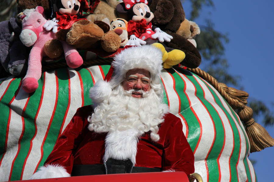 Disneyland Christmas Parade And GEtting Ready For Dinner 2017