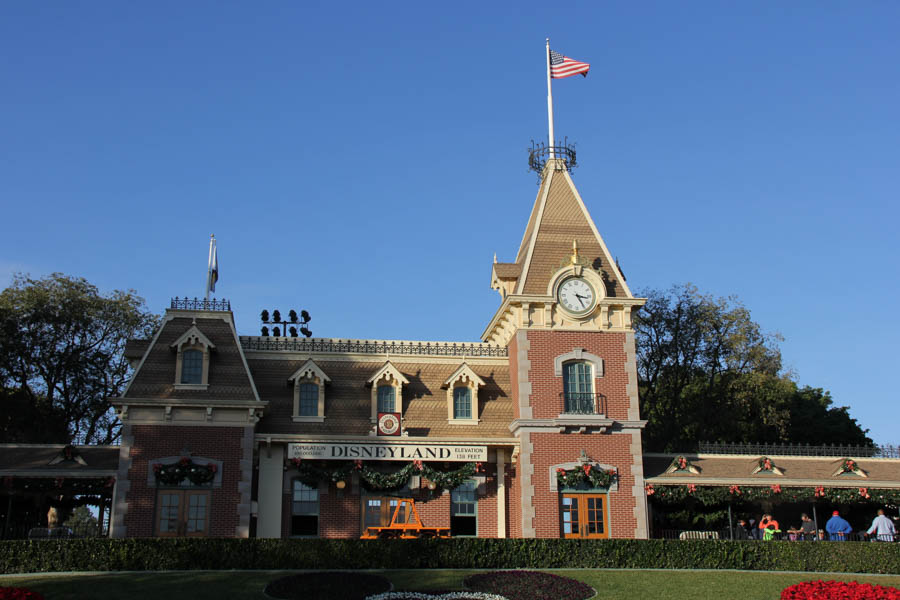 Disneyland Christmas Parade And GEtting Ready For Dinner 2017