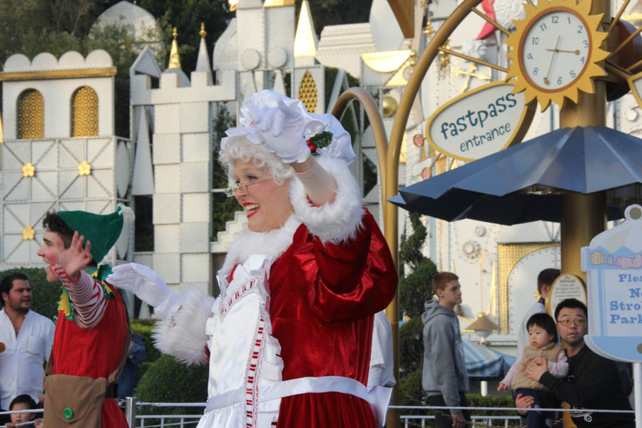 Christmas Eve 2018 Parade At Disneyland