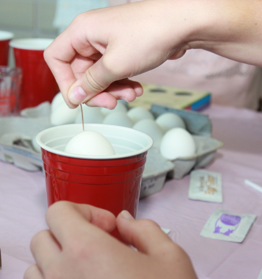 Egg coloring activities Easter 2013