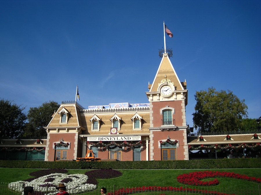 We visit  Disneyland to celebrate Robin's birthday December 2012
