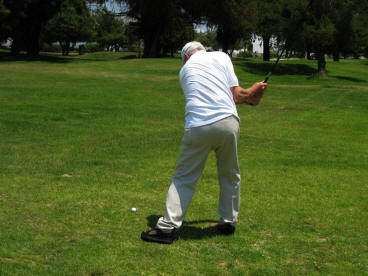 Vicky & Del Play Golf