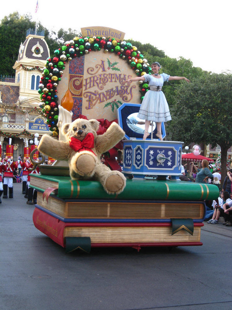 Disneyland Christmas Parade With Hannah