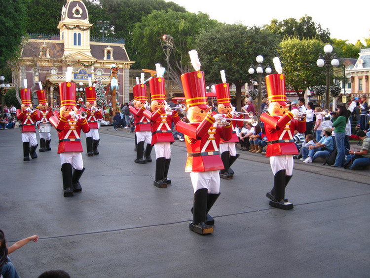 Disneyland Christmas Parade With Hannah