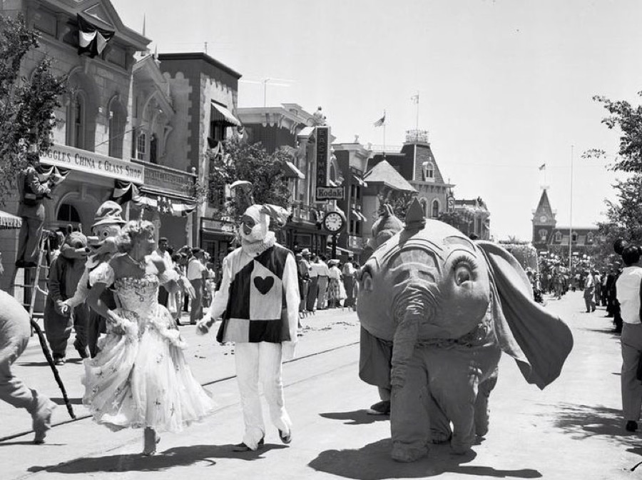 Disneyland of its 60th anniversary 7/17/2015